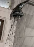 Die tägliche Dusche mit brausendem Schwall Dusche mit wenig Wasser